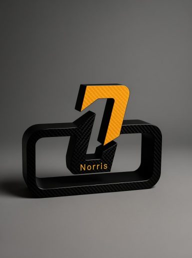 Lando Norris Aufsteller mit der Fahrernummer 1 Schwarzes und oranges 3D-Logo mit der Zahl "1" und dem Schriftzug "Morris".